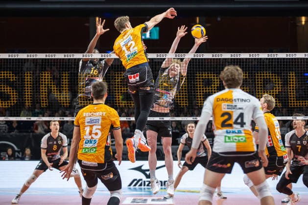 03 12 25, Berlin, Volleyball 1 Bundesliga, Men, 10 Matchday, BR Volleys MTV Ludwigsburg, Max Schmeling Halle Florian Krage Brewitz BR Volleys plays the ball over the net BR Volleys ASV Dachau