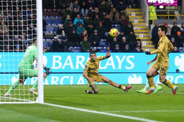 Daniel Munoz of Crystal Palace scores their sides first goal Burnley v Crystal Palace, Premier League, Football, Turf Moor, Burnley, UK - 03 Dec 2025Burnley Turf Moor United Kingdom EDITORIAL USE ONLY No use with unauthorised audio, video, data, fixture lists, club league logos or live services. Online in-match use limited to 120 images, no video emulation. No use in betting, games or single club league player publications. Copyright: xPhilxOldham Shutterstockx 16006094u