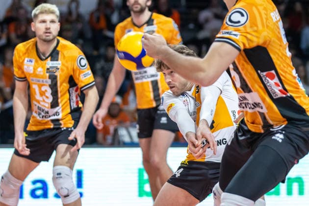 03 12 25, Berlin, Volleyball 1 Bundesliga, Men, Matchday 10, BR Volleys MTV Ludwigsburg, Max Schmeling Halle Kyle Dagostino BR Volleys takes the ball BR Volleys ASV Dachau