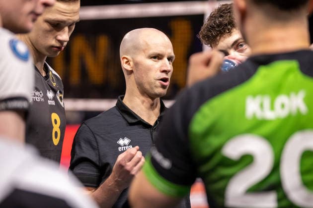 03 12 25, Berlin, Volleyball 1 Bundesliga, Men, Matchday 10, BR Volleys MTV Ludwigsburg, Max Schmeling Halle Hasse Mattila discusses with his team BR Volleys ASV Dachau