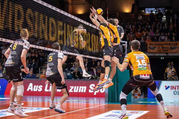 03 12 25, Berlin, Volleyball 1 Bundesliga, Men, 10 Matchday, BR Volleys MTV Ludwigsburg, Max Schmeling Halle Ben Simon Bonin plays the ball over the net BR Volleys ASV Dachau