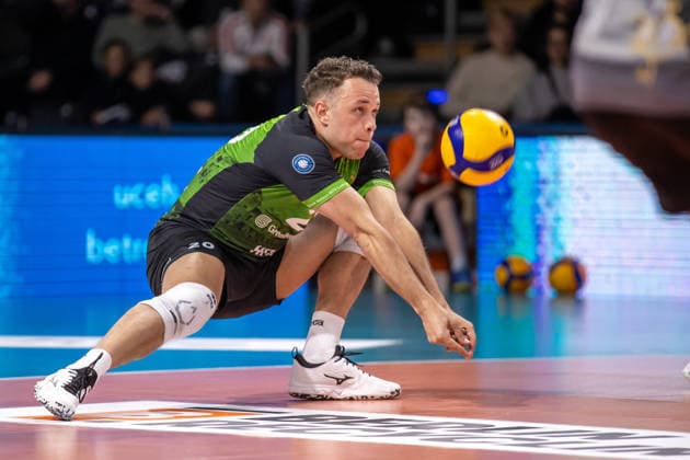 03 12 25, Berlin, Volleyball 1 Bundesliga, Men, Matchday 10, BR Volleys MTV Ludwigsburg, Max Schmeling Halle Phillip Herrmann takes the ball BR Volleys ASV Dachau