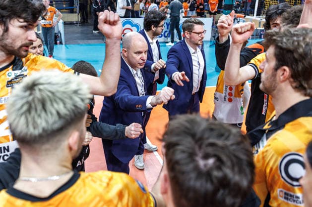 03 12 25, Berlin, Volleyball 1 Bundesliga, Men, Matchday 10, BR Volleys MTV Ludwigsburg, Max Schmeling Halle Coach Joel Banks BR Volleys applauds his team BR Volleys ASV Dachau