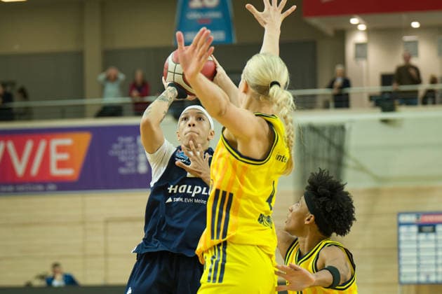 Liz Smith Lions, 24 , Marie Bertholdt Berlin, 4 ,, Deeshyra Thomas Berlin, 21 , Syntainics MBC vs Alba Berlin, Basketball, Women, DBBL Pokal Round of 16, Season 2025 26, 8 Matchday, 03 12 2025 Halle SWH Arena Sachsen Anhalt Germany
