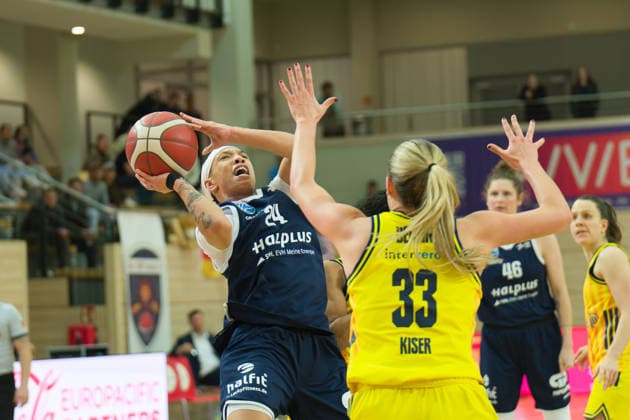 Liz Smith Lions, 24 , Emily Kiser Berlin, 33 , Syntainics MBC vs Alba Berlin, Basketball, Women, DBBL Pokal Round of 16, Season 2025 26, 8 Matchday, 03 12 2025 Halle SWH Arena Sachsen Anhalt Germany