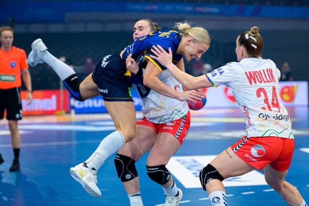 Handball, Womens World Championship, Main Round Norway Sweden Nina Koppang Sweden , Stine Skogrand Norway , Anniken Wollik Norway Dortmund Westfalenhalle Nordrhein Westfalen Germany