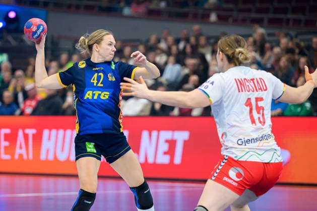 Handball, Womens World Championship, Main Round Norway Sweden Jenny Carlsson Sweden , Vilde Ingstad Norway Dortmund Westfalenhalle Nordrhein Westfalen Germany