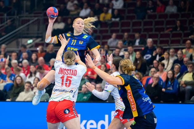 Handball, Womens World Championship, Main Round Norway Sweden Tyra Axner Sweden , Vilde Ingstad Norway Dortmund Westfalenhalle North Rhine-Westphalia Germany