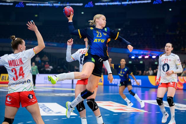 Handball, Womens World Championship, Main Round Norway Sweden from left Anniken Wollik Norway , Emma Lindkvist Sweden Dortmund Westfalenhalle Nordrhein Westfalen Germany