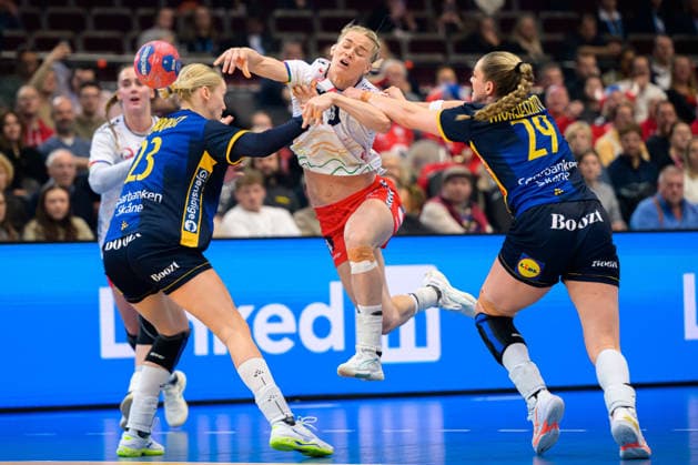 Handball, Womens World Championship, Main Round Norway Sweden from left Emma Lindkvist Sweden , Veronica Kristiansen Norway , Kristin Thorleifsdottir Sweden Dortmund Westfalenhalle Nordrhein Westfalen Germany