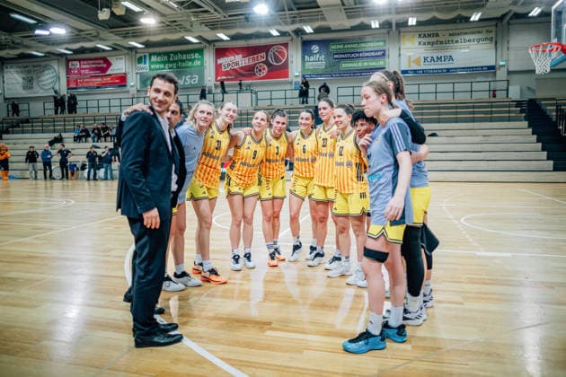 BB 1BL Women Syntainics MBC Lions Alba Berlin Alba Berlin after the victory during the 2025 2026 season in the DBBL Toyota Bundesliga Syntainics MBC Lions and Alba Berlin at SWH Arena on December 3, 2025 in Halle Saale, Sachsen Anhalt, Germany