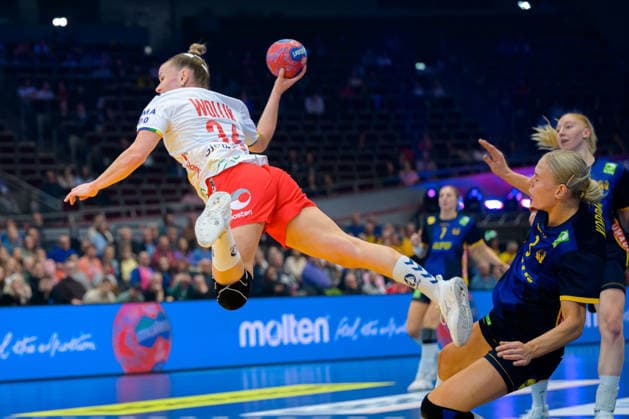 Handball, Womens World Championship, Main Round Norway Sweden Anniken Wollik Norway , Nina Koppang Sweden Dortmund Westfalenhalle Nordrhein Westfalen Germany