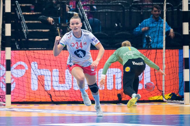 Handball, Womens World Championship, Main Round Norway Sweden Anniken Wollik Norway Cheers Joy Emotion Goal celebration Goalscorer Dortmund Westfalenhalle North Rhine-Westphalia Germany