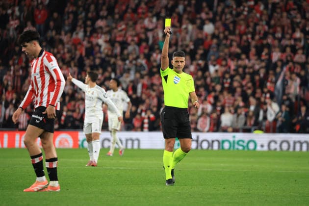 Spain - LaLiga EA sports - Athletic Club vs Real Madrid CF - 03 12 2025 SPAIN, BILBAO, DECEMBRE 03. Referee Jesus Gil Manzano shows a yellow card to Alejandro Rego of Athletic Club during the LaLiga EA Sports football match between Athletic Club and Real Madrid CF, on December 03, 2025 at Estadio de San Mames in Bilbao, Spain. Photo by Manuel Blondeau AOP.Press Bilbao Estadio de San Mames Basque Country Spain Copyright: x ManuelxBlondeau AOP.Pressx AOP20251203-0022