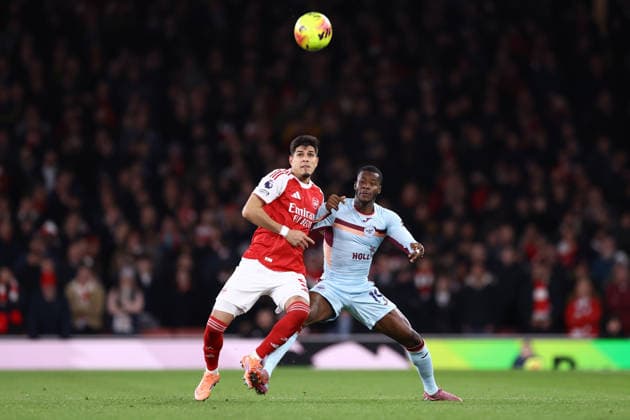 Arsenal gegen Brentford 03 Dezember 2025, London Premier League Fußball Arsenal gegen Brentford Piero Hincapie von Arsenal und Dango Ouattara von Brentford Foto Jacques Feeney Abseits London UK  Copyright: xJacquesxFeeneyx xOffsidexOffside