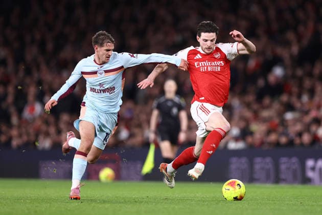 Arsenal gegen Brentford 03 Dezember 2025, London Premier League Fußball Arsenal gegen Brentford Yehor Yarmolyuk von Brentford und Declan Rice von Arsenal Foto Jacques Feeney Abseits London UK  Copyright: xJacquesxFeeneyx xOffsidexOffside