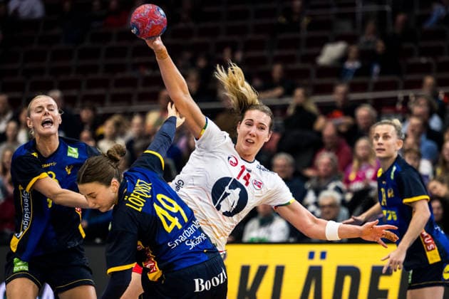 251203 Kristine Breistol of Norway and Nina Koppang and Olivia Löfqvist of Sweden during the 2025 IHF Women™s World Championship handball match between Norway and Sweden on December 3, 2025 in Dortmund Photo Emma Wallskog BILDBYRAN COP 320 EW0601 handball handball handball bbeng vm handball vm handbolls vm ihf handball world championship world handball championship 2025 world championship 2025 norway norge sverige sweden dam bbauto  Copyright: EMMAxWALLSKOG BB251203EW066