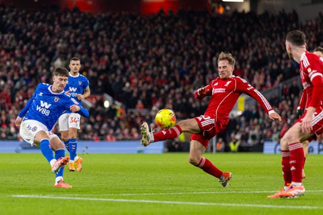 Football - FA Premier League - Liverpool FC v Sunderland AFC LIVERPOOL, ENGLAND - Wednesday, December 3, 2025: Liverpool s Alexis Mac Allister blocks a shot from Sunderland s Trai Hume (L) during the FA Premier League match between Liverpool FC and Sunderland AFC at Anfield. (Photo by David Rawcliffe Propaganda) LIVERPOOL Anfield MERSEYSIDE ENGLAND  Copyright: xDavidxRawcliffex P2025-12-03-Liverpool_Sunderland-39