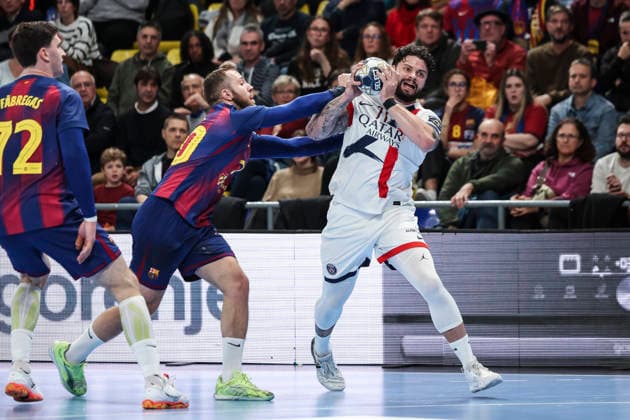 December 3, 2025, Barcelona, Barcelona, SPAIN: Elohim Prandi of Paris Saint-Germain and Aleix Gomez of FC Barcelona, Barca compete for the ball during the EHF Champions League handball match played between FC Barcelona and Paris Saint-Germain at Palau Blaugrana on December 03, 2025 in Barcelona, Spain. Barcelona SPAIN - ZUMAa181 20251203_zaa_a181_167 Copyright: xJavierxBorregox