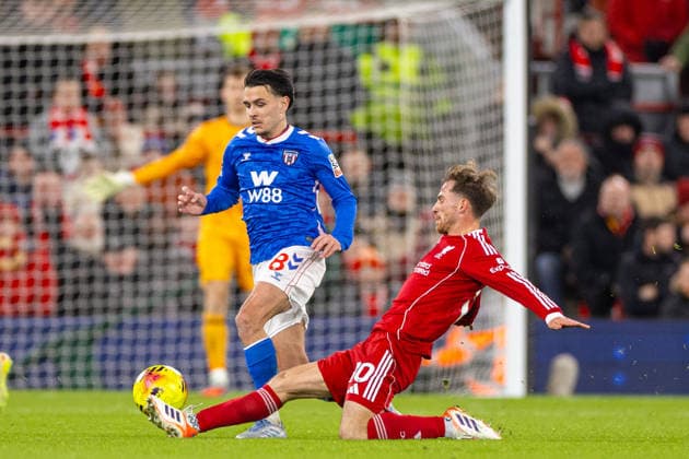 Football - FA Premier League - Liverpool FC v Sunderland AFC LIVERPOOL, ENGLAND - Wednesday, December 3, 2025: Liverpool s Alexis Mac Allister challenges Sunderland s Enzo Le FÃ e (L) during the FA Premier League match between Liverpool FC and Sunderland AFC at Anfield. (Photo by David Rawcliffe Propaganda) LIVERPOOL Anfield MERSEYSIDE ENGLAND  Copyright: xDavidxRawcliffex P2025-12-03-Liverpool_Sunderland-40