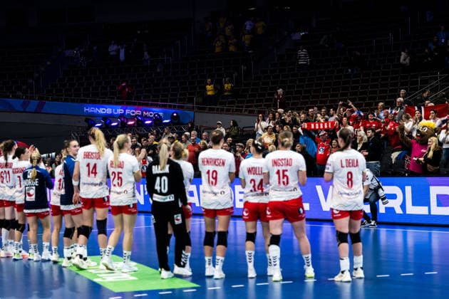 251203 Fans on Norway celebrate after the 2025 IHF Women™s World Championship handball match between Norway and Sweden on December 3, 2025 in Dortmund Photo Emma Wallskog BILDBYRAN COP 320 EW0601 handball handball handball bbeng vm handball vm handbolls vm ihf handball world championship world handball championship 2025 world championship 2025 norway norge sverige sweden dam crowd cheers  Copyright: EMMAxWALLSKOG BB251203EW073