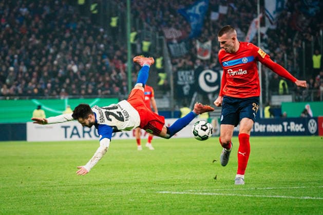 DFB-Pokal: Hamburger SV vs. Holstein Kiel, 03.12.2025 Fabio Vieira (Hamburger SV, 20) wird von Magnus Knudsen (Holstein Kiel, 24) gefoult; Fußball, DFB-Pokal, Achtelfinale: Hamburger SV vs. Holstein Kiel am 03.12.2025 im Volksparkstadion, Hamburg DFB REGULATIONS PROHIBIT ANY USE OF PHOTOGRAPHS AS IMAGE SEQUENCES AND OR QUASI-VIDEO. *** DFB Pokal Hamburger SV vs Holstein Kiel, 03 12 2025 Fabio Vieira Hamburger SV, 20 is fouled by Magnus Knudsen Holstein Kiel, 24 Football, DFB Pokal, round of 16 Hamburger SV vs Holstein Kiel on 03 12 2025 at Volksparkstadion, Hamburg DFB REGULATIONS PROHIBIT ANY USE OF PHOTOGRAPHS AS IMAGE SEQUENCES AND OR QUASI VIDEO Copyright: xBEAUTIFULxSPORTS Tonhäuserx