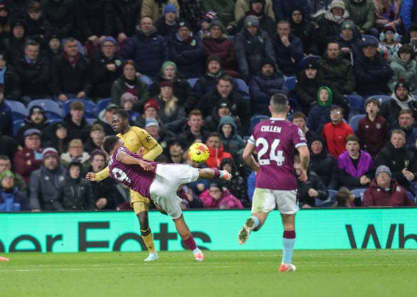 Premier League Burnley v Crystal Palace Lyle Foster of Burnley shoots on goal during the Premier League match Burnley vs Crystal Palace at Turf Moor, Burnley, United Kingdom, 3rd December 2025 (Photo by Richard Bierton News Images) Burnley Turf Moor Lancashire United Kingdom Copyright: xRichardxBierton NewsxImagesx