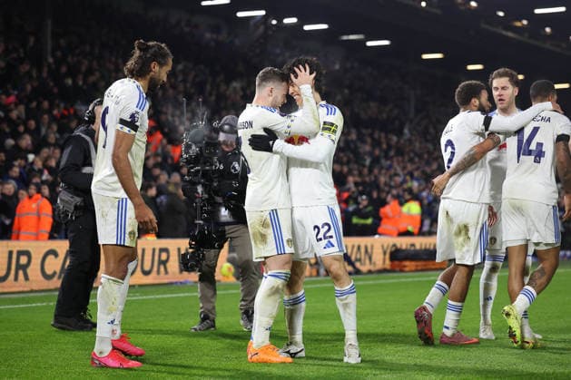 Leeds United gegen Chelsea 03. Dezember 2025, Leeds Premier League Fußball Leeds United gegen Chelsea Ao Tanaka von Leeds United feiert sein 2. Tor mit Gabriel Gudmundsson Foto  Copyright: xDanielxChestertonxOffside