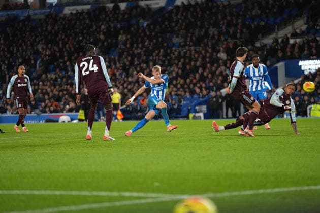 Brighton and Hove Albion v Aston Villa Premier League 03 12 2025. GOAL 3-4 Brighton & Hove Albion manager defender Jan Paul van Hecke (6) shoots and scores during the Premier League match between Brighton and Hove Albion and Aston Villa at the American Express Stadium, Brighton and Hove, England on 3 December 2025. Brighton and Hove American Express Stadium East Sussex England Editorial use only DataCo restrictions apply See www.football-dataco.com , Copyright: xStephenxFlynnx PSI-23328-0079