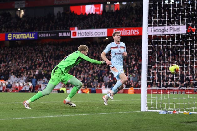 Arsenal gegen Brentford 03. Dezember 2025, London Premier League Fußball Arsenal gegen Brentford Brentford-Torhüter Caoimhin Kelleher und Nathan Collins kommen nicht an den Ball heran, bevor dieser zum 2. Arsenal-Tor im Netz landet Foto Jacques Feeney Abseits London UK  Copyright: xJacquesxFeeneyx xOffsidexOffside