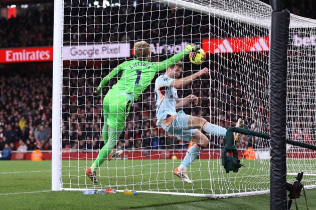 Arsenal gegen Brentford 03. Dezember 2025, London Premier League Fußball Arsenal gegen Brentford Brentford-Torhüter Caoimhin Kelleher und Nathan Collins kommen nicht an den Ball heran, bevor dieser zum 2. Arsenal-Tor im Netz landet Foto Jacques Feeney Abseits London UK  Copyright: xJacquesxFeeneyx xOffsidexOffside