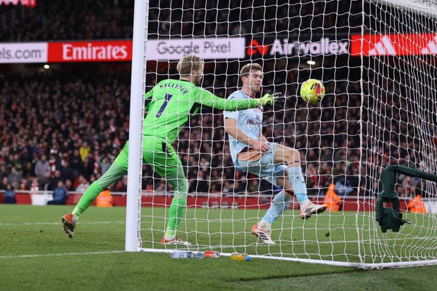 Arsenal gegen Brentford 03. Dezember 2025, London Premier League Fußball Arsenal FC gegen Brentford FC Brentford-Torhüter Caoimhin Kelleher kann einen Schuss von Bukayo Saka (Arsenal) nicht über die Linie drücken. Foto Jacques Feeney Offside London UK  Copyright: xJacquesxFeeneyx xOffsidexOffside