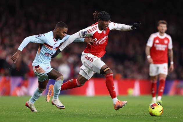 Arsenal gegen Brentford 03. Dezember 2025, London Premier League Fußball Arsenal FC gegen Brentford FC Noni Madueke von Arsenal entkommt Rico Henry von Brentford Foto Jacques Feeney Abseits London UK  Copyright: xJacquesxFeeneyx xOffsidexOffside