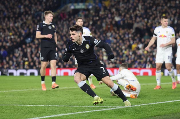 Leeds United gegen Chelsea 03. Dezember 2025, Leeds Premier League Fußball Leeds United gegen Chelsea Pedro Neto von Chelsea jubelt kurz, als er schnell in seine Hälfte zurückkehrt, nachdem er das 1. Chelsea-Tor zum 2  Copyright: xDanielxChestertonxOffside