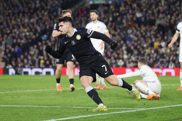 Leeds United gegen Chelsea 03. Dezember 2025, Leeds Premier League Fußball Leeds United gegen Chelsea Pedro Neto von Chelsea jubelt kurz, als er schnell in seine Hälfte zurückkehrt, nachdem er das 1. Chelsea-Tor zum 2  Copyright: xDanielxChestertonxOffside