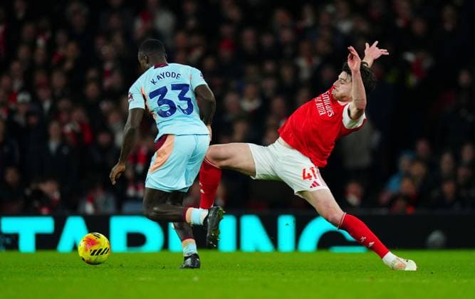 Declan Rice of Arsenal stretches against Michael Kayode of Brentford Arsenal v Brentford, Premier League, Football, Emirates Stadium, London, UK - 03 Dec 2025London Emirates Stadium United Kingdom EDITORIAL USE ONLY No use with unauthorised audio, video, data, fixture lists, club league logos or live services. Online in-match use limited to 120 images, no video emulation. No use in betting, games or single club league player publications.  Copyright: xJavierxGarcia Shutterstockx 16006081au