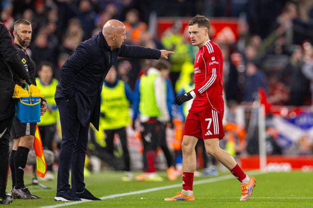 Football - FA Premier League - Liverpool FC v Sunderland AFC LIVERPOOL, ENGLAND - Wednesday, December 3, 2025: Liverpool s Florian Wirtz receives instructions from head coach Arne Slot (L) during the FA Premier League match between Liverpool FC and Sunderland AFC at Anfield. (Photo by David Rawcliffe Propaganda) LIVERPOOL Anfield MERSEYSIDE ENGLAND  Copyright: xDavidxRawcliffex P2025-12-03-Liverpool_Sunderland-87