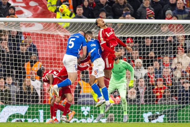 Football - FA Premier League - Liverpool FC v Sunderland AFC LIVERPOOL, ENGLAND - Wednesday, December 3, 2025: Liverpool s captain Virgil van Dijk challenges for a header with Sunderland s Daniel Ballard and Wilson Isidor during the FA Premier League match between Liverpool FC and Sunderland AFC at Anfield. (Photo by David Rawcliffe Propaganda) LIVERPOOL Anfield MERSEYSIDE ENGLAND  Copyright: xDavidxRawcliffex P2025-12-03-Liverpool_Sunderland-95