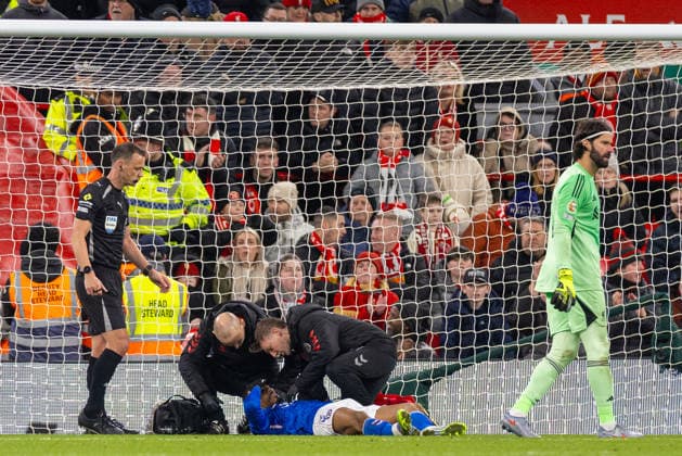 Football - FA Premier League - Liverpool FC v Sunderland AFC LIVERPOOL, ENGLAND - Wednesday, December 3, 2025: Sunderland s Wilson Isidor receives treatment during the FA Premier League match between Liverpool FC and Sunderland AFC at Anfield. (Photo by David Rawcliffe Propaganda) LIVERPOOL Anfield MERSEYSIDE ENGLAND  Copyright: xDavidxRawcliffex P2025-12-03-Liverpool_Sunderland-97