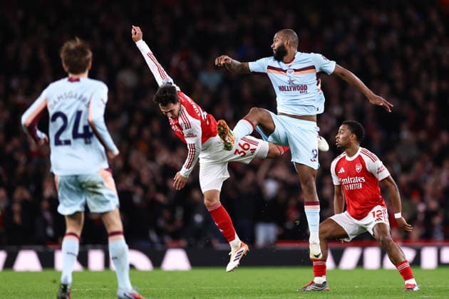 Arsenal gegen Brentford 03 Dezember 2025, London Premier League Fußball Arsenal gegen Brentford Martin Zubimendi von Arsenal und Igor Thiago von Brentford Foto Jacques Feeney Abseits London UK  Copyright: xJacquesxFeeneyx xOffsidexOffside