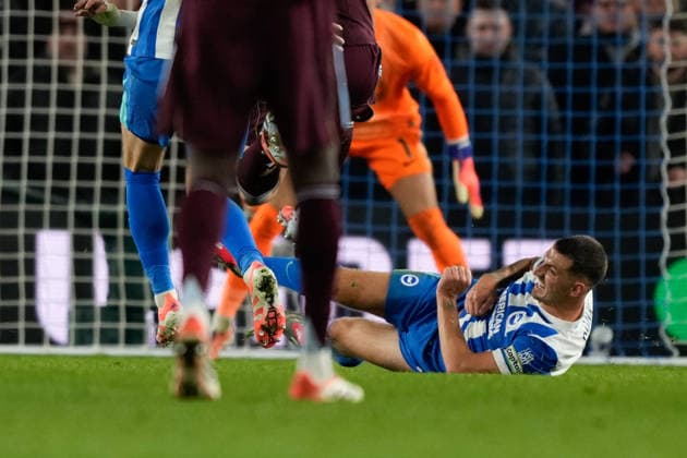 Brighton and Hove Albion v Aston Villa Premier League 03 12 2025. Brighton & Hove Albion manager defender Lewis Dunk (5) on his 500th appearance for the club makes a key tackle during the Premier League match between Brighton and Hove Albion and Aston Villa at the American Express Stadium, Brighton and Hove, England on 3 December 2025. Brighton and Hove American Express Stadium East Sussex England Editorial use only DataCo restrictions apply See www.football-dataco.com , Copyright: xStephenxFlynnx PSI-23328-0102