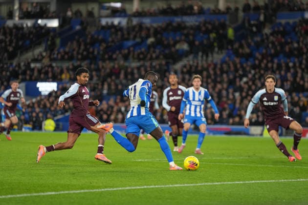 Brighton and Hove Albion v Aston Villa Premier League 03 12 2025. Brighton & Hove Albion manager forward Yankuba Minteh (11) during the Premier League match between Brighton and Hove Albion and Aston Villa at the American Express Stadium, Brighton and Hove, England on 3 December 2025. Brighton and Hove American Express Stadium East Sussex England Editorial use only DataCo restrictions apply See www.football-dataco.com , Copyright: xStephenxFlynnx PSI-23328-0106