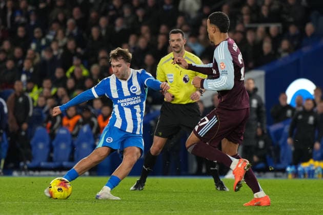 Brighton and Hove Albion v Aston Villa Premier League 03 12 2025. Brighton & Hove Albion manager midfielder Jack Hinshelwood (13) shoots at goal during the Premier League match between Brighton and Hove Albion and Aston Villa at the American Express Stadium, Brighton and Hove, England on 3 December 2025. Brighton and Hove American Express Stadium East Sussex England Editorial use only DataCo restrictions apply See www.football-dataco.com , Copyright: xStephenxFlynnx PSI-23328-0113