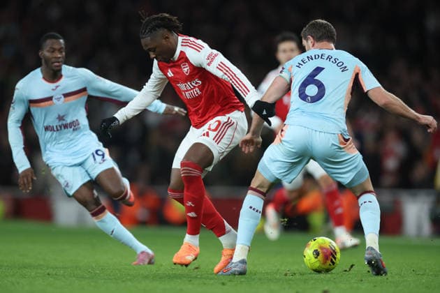 Arsenal v Brentford - Premier League Jordan Henderson of Brentford and Eberechi Eze of Arsenal challenge during the Premier League match between Arsenal and Brentford at Emirates Stadium on December 3, 2025 in London, England. London Emirates Stadium England United Kingdom Copyright: xNigelxFrench Sportsphoto APLx 14143834