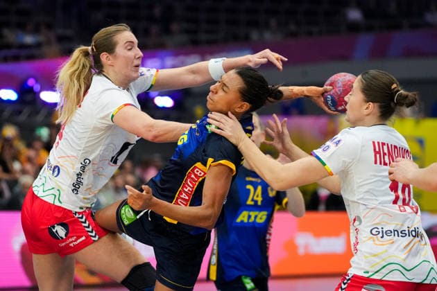 Women s Handball World Championship 2025 Norway Sweden Dortmund, Germany 20251203 Norway s Kristine Breistol and Sweden s Jamina Roberts during the intermediate round of the Women s Handball World Championship between Norway and Sweden in Westfalenhalle Photo Beate Oma Dahle NTB Dortmund Germany EDITORIAL USE ONLY RESTRICTED USE FOR BETTING COMPANIES  Copyright: xBeatexOmaxDahlex xNTBx