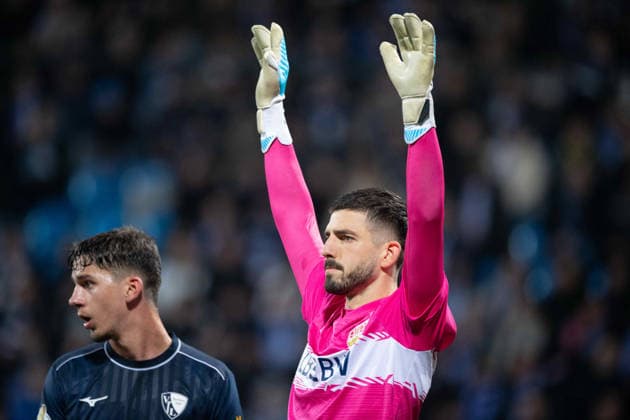 Goalkeeper Fabian BREDLOW S Gestures, gestures, gesticulates, left Cajetan LENZ BO Football, DFB Cup, Round of 16, VfL Bochum BO VfB Stuttgart S 0 2 am 03 12 2025, Vonovia Ruhrstadion Bochum Germany DFL regulations prohibit any use of photographs as image sequences and or quasi video Â