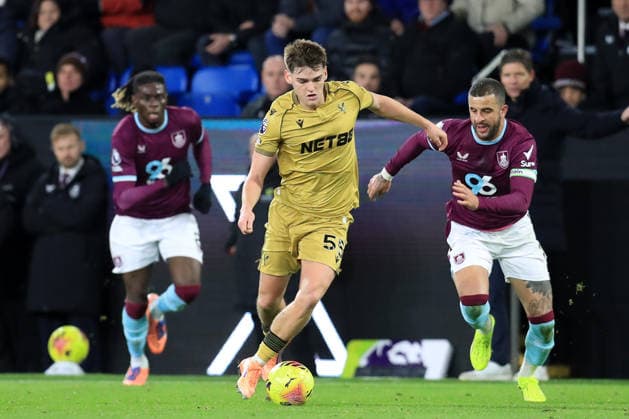 3rd December 2025; Turf Moor, Burnley, Lancashire, England; Premier League Football, Burnley versus Crystal Palace; Justin Devenny of Crystal Palace breaks away from Kyle Walker of Burnley  DavidxBlunsden