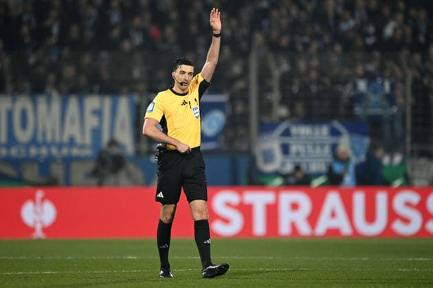 Referee Florian BADSTUEBNER, Badstübner, gesture, gesticulated, Football, DFB Pokal, Round of 16, VfL Bochum BO VfB Stuttgart S 0 2 am 03 12 2025, Vonovia Ruhrstadion Bochum Germany DFL regulations prohibit any use of photographs as image sequences and or quasi video Â