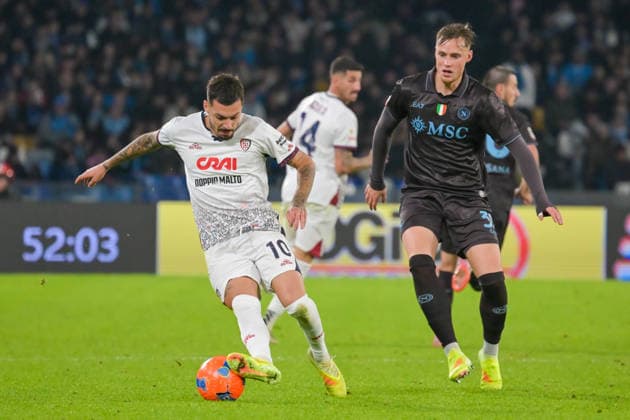 2025-12-03 SSC Napoli v Cagliari Calcio - Coppa Italia NAPLES, ITALY - DECEMBER 3: Gianluca Gaetano of Cagliari Calcio, Sam Beukema of SSC Napoli during the Coppa Italia match between SSC Napoli and Cagliari Calcio at Stadio Diego Armando Maradona on December 3, 2025 in Naples, Italy. Naples Stadio Diego Armando Maradona Italy Content not available for redistribution in The Netherlands directly or indirectly through any third parties. Copyright: xCiroxSantangelox