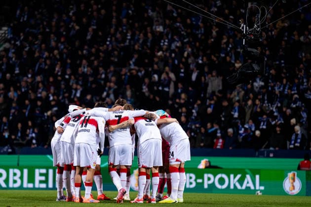 BOCHUM, GERMANY - DECEMBER 3: The huddle of the starting eleven of VfB Stuttgart is captured by the spider camera prior to the DFB Cup round of 16 match between VfL Bochum and VfB Stuttgart at Vonovia Ruhrstadion on December 3, 2025 in Bochum, Germany. (Photo by Rene Nijhuis) SPO  Copyright: xRenexNijhuis